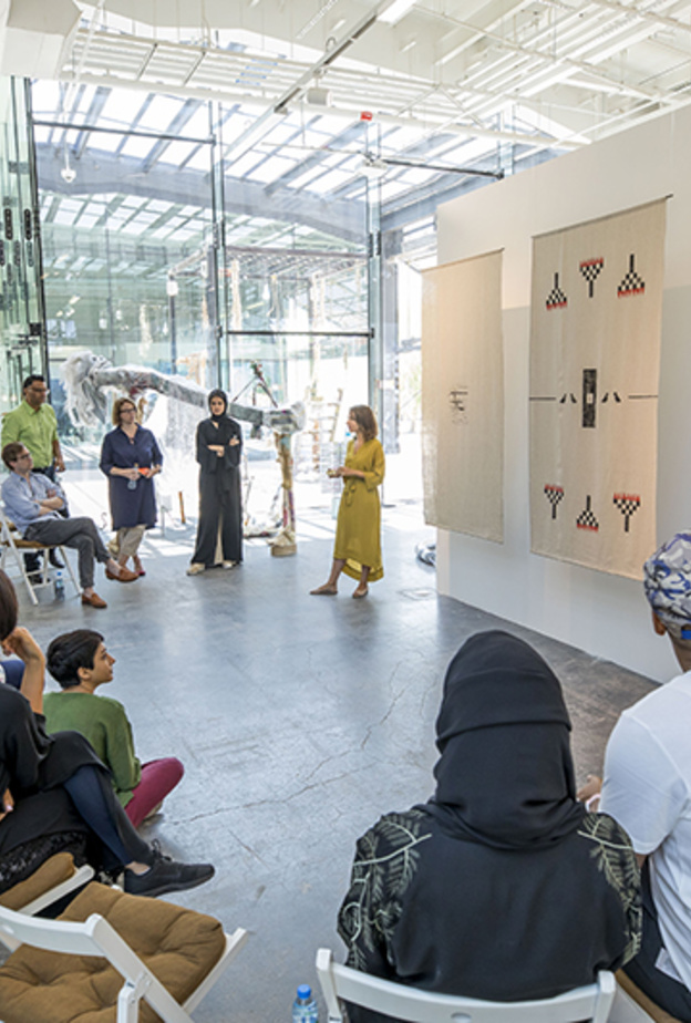 معرض "المجتمع والنقد الفني" للفنانين الواعدين في دولة الإمارات