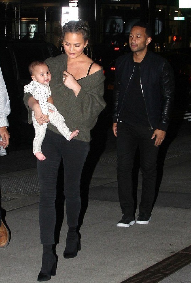 الثنائي الأكثر جمالا في هوليوود جون ليجند وزوجته وكريسي تايجن مع ابنتهما في جولة لهما في نيويورك بالأمس