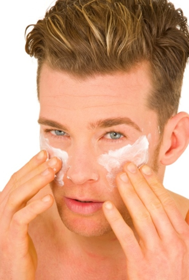 تماماً كما النساء، فإنّ الرجال يحبّون الاعتناء ببشرتهم والحصول على وجه نضر