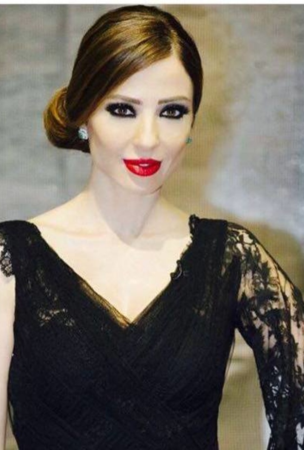 ترتدي تصميم باللون الأسود ايضا من طوني ورد