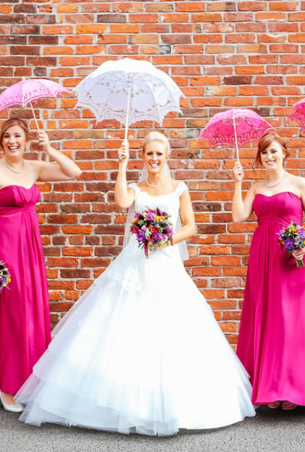 احرصي على توفير عدد كبير من المظلات الشمسية لك ولوصيفات الشرف 