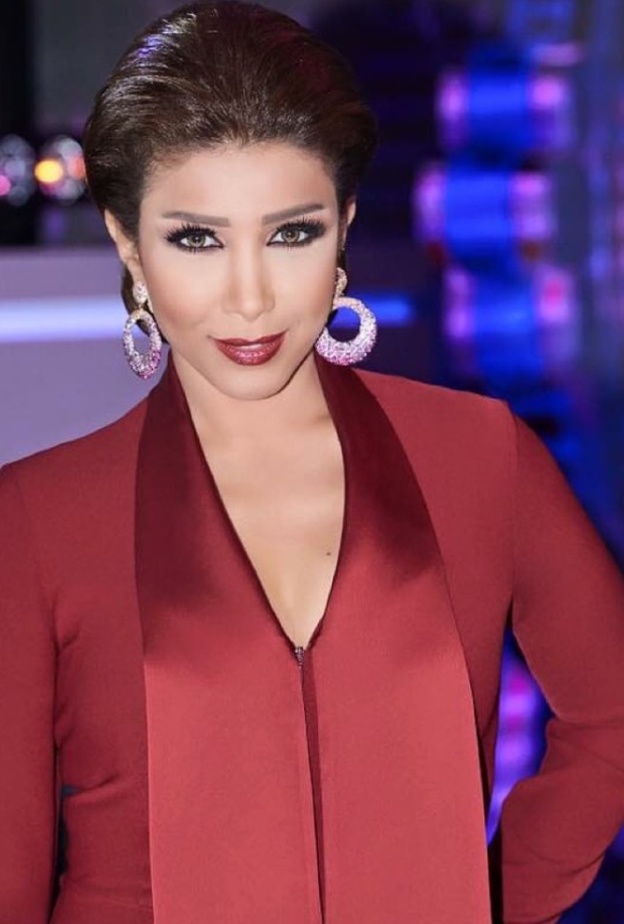 أروي ترتدي جاكت من الحرير الأحمر 