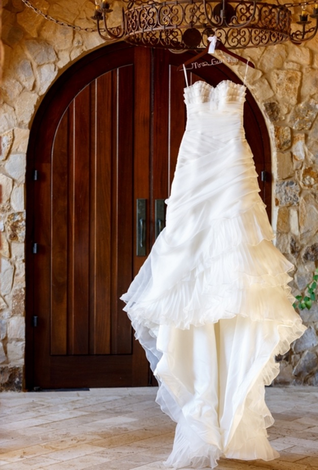 استخدمي  الشرائط على طبقات الجانب لتعليق الفستان