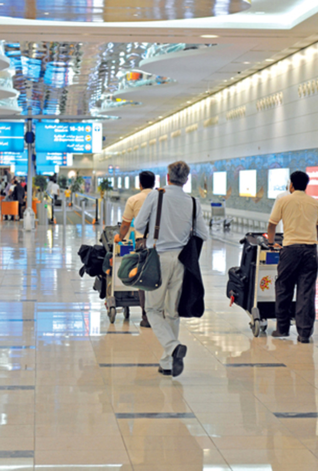 الإمارات تعلق "مؤقتا" إجراءات الحصول على تأشيرة الدخول عند الوصول لحاملي جوازات الدول المعفية