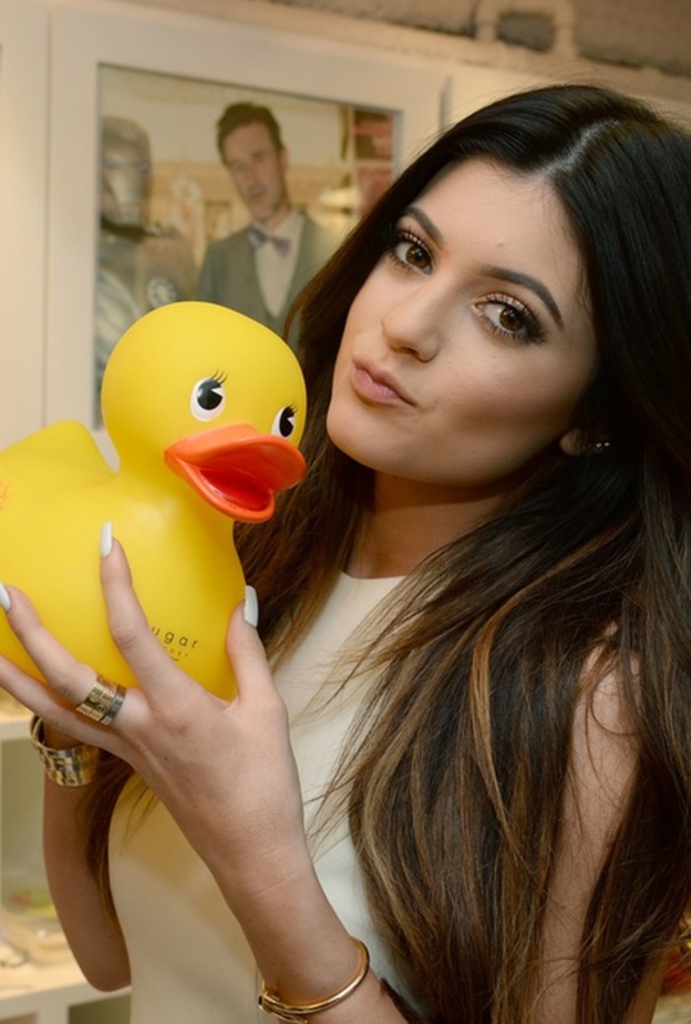 كايلي جينر وهي تحمل دمية على شكل بطة