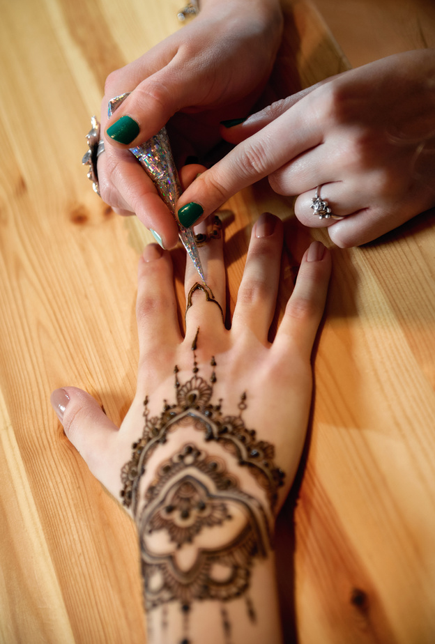 تعرفي على فوائد و مضار "الحناء"