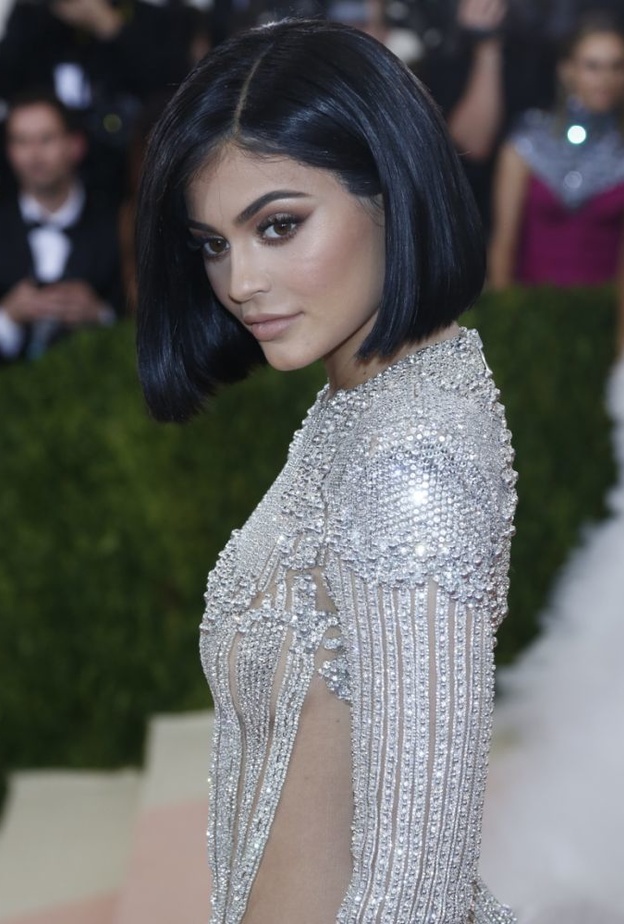 كايلي جينر كما ظهرت في اول ايام مهرجان كان السينمائي