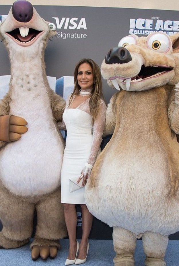 جنيفر لوبيز تتألق بالأبيض خلال افتتاح فيلم Ice Age