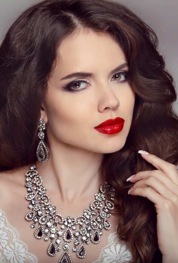 جريئة بشفاه حمراء يوم زفافك