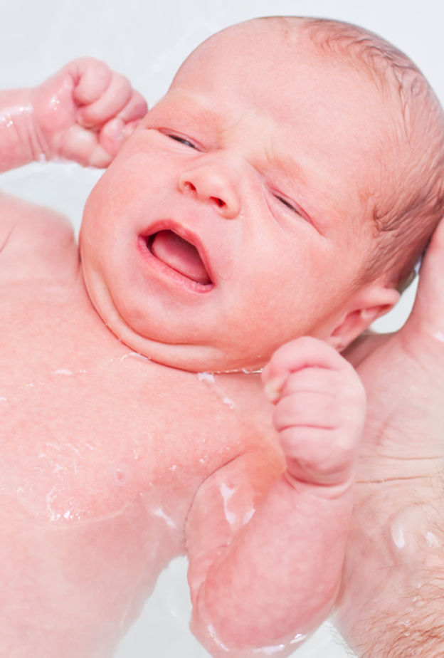 للحامل .. 5 أسباب هامة تجعلك تفضلين الولادة تحت الماء