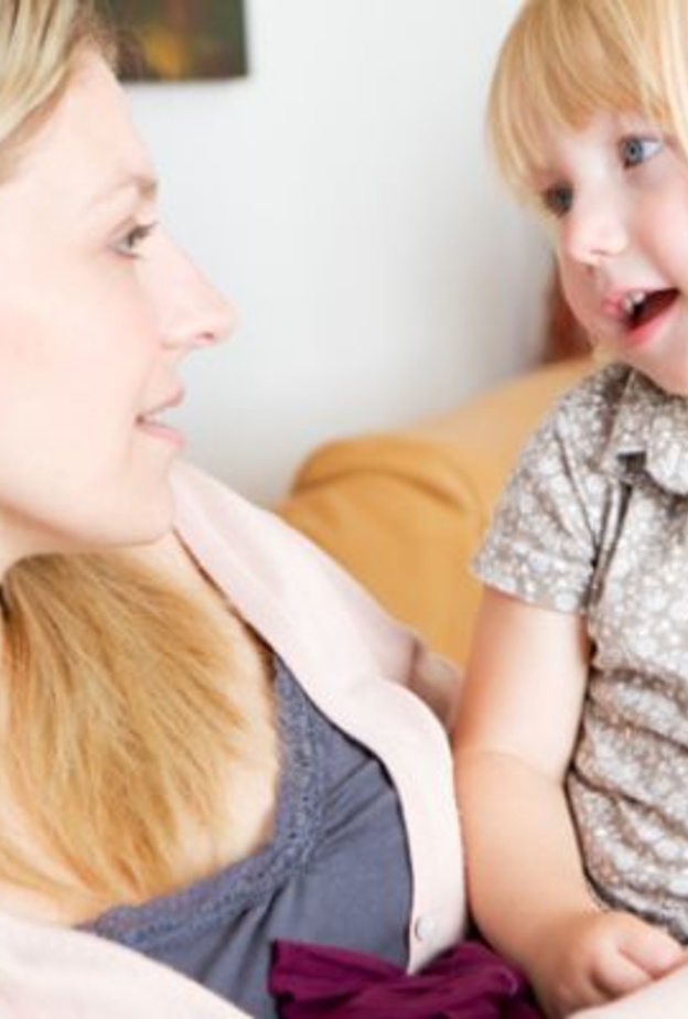 كيف تجيبين على أسئلة طفلك المحرجة؟