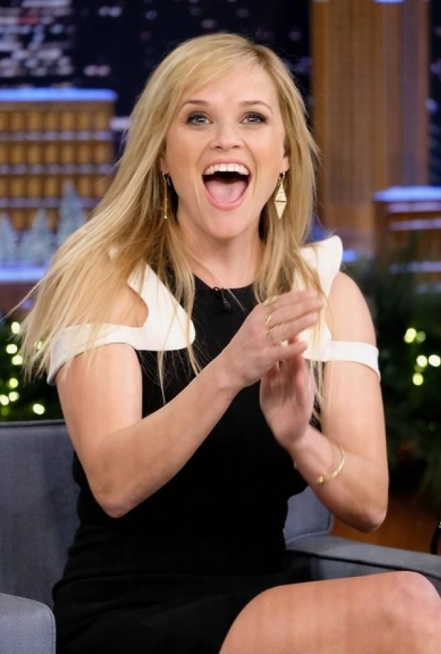 ريس ويذرسبون في لقطة طريفه خلال استضافتها في برنامج جيمي فالون