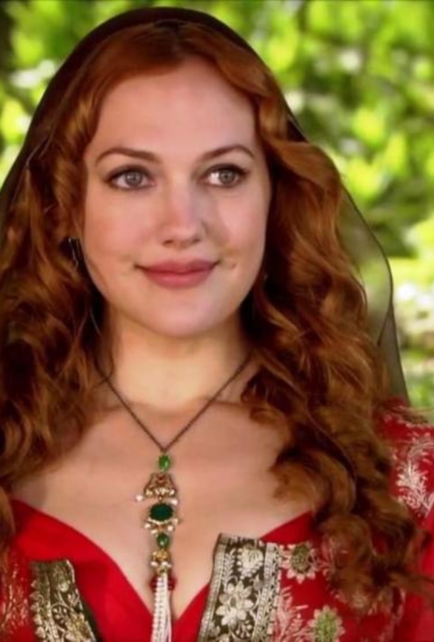 مريم أوزيرلي في مشهد من حريم السلطان