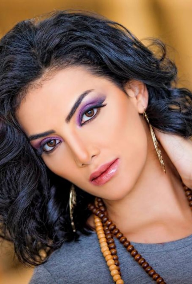 وجه حورية فرغلى بدا أكثر جمالا من الجلسات السابقة