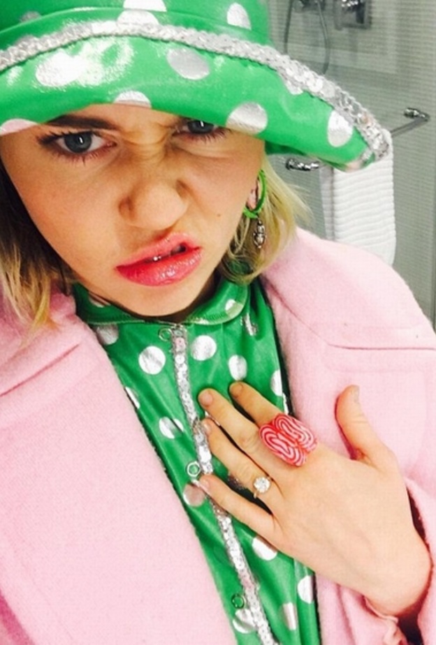 مايلي سايرس تنتقل للإقامة مع ليام هيمسورث!!