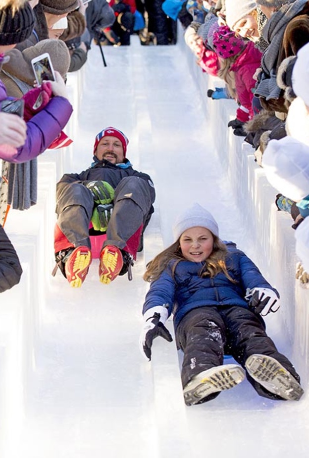 العائلة المالكة النرويجية تحتفل بالذكرى السنوية للملك هارلد