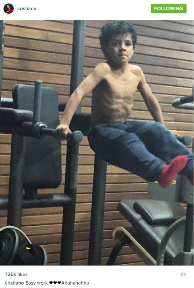 تقليد كريستيانو جونيور لرونالدو