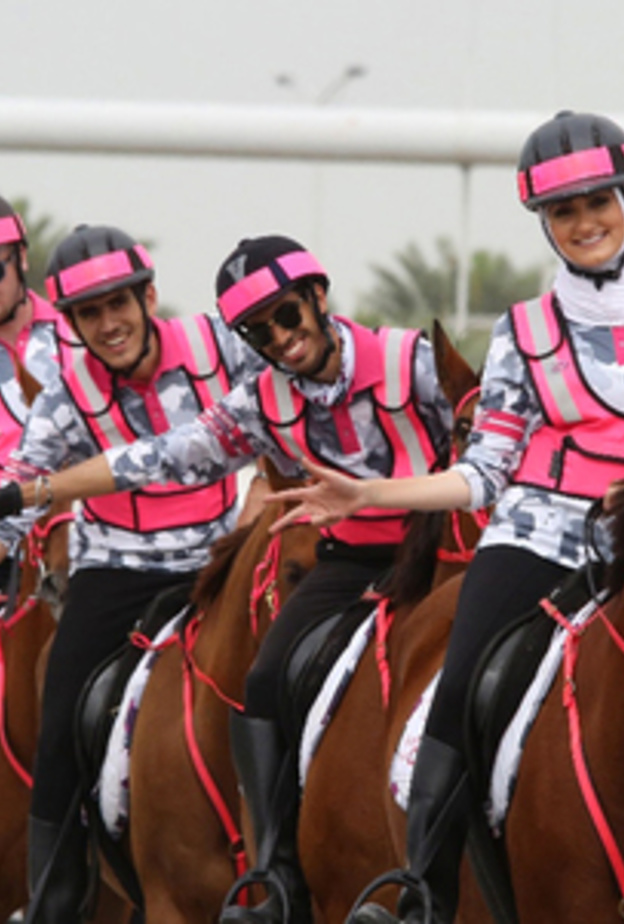 الشيخ نهيان بن مبارك يشهد ختام مسيرة فرسان "القافلة الوردية"