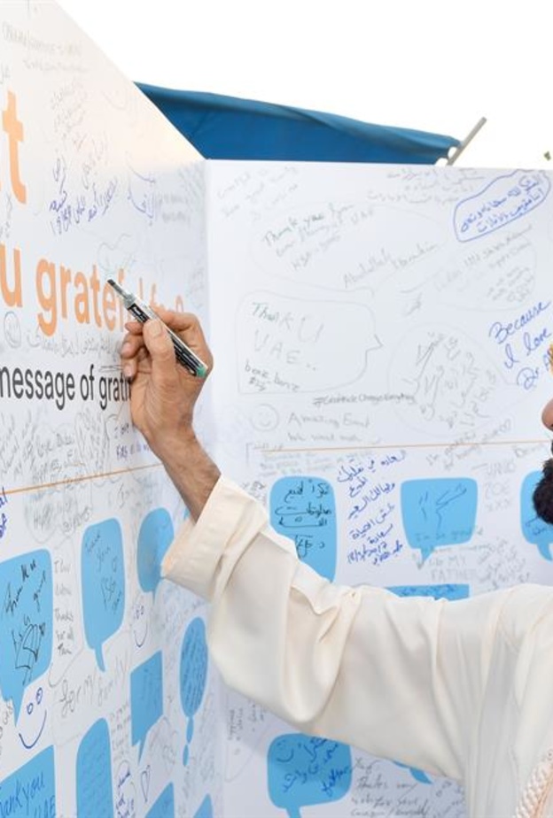 محمد بن راشد يزور فعالية " رحلة السعادة " على ضفاف قناة دبي المائية