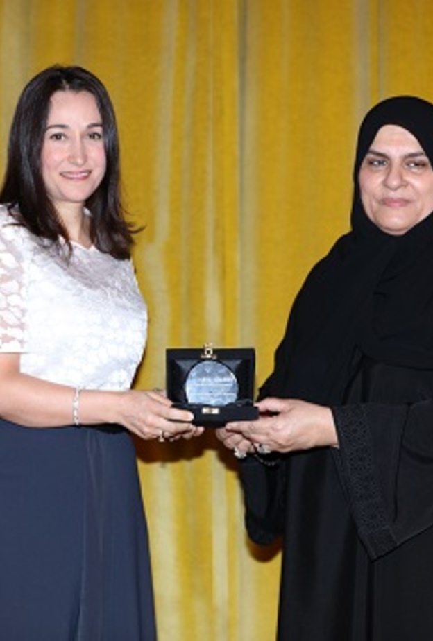 رئيسة التحرير السيدة مي بدر تتسلم الجائزة التقديرية من الدكتورة رجاء القرق