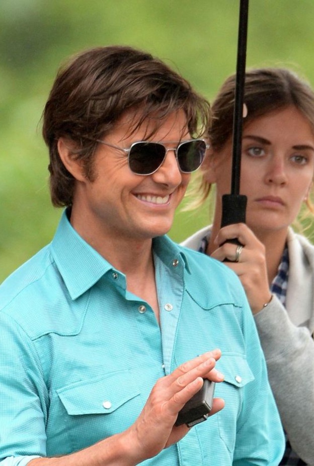 توم بجانب مساعدته شبيها زوجته السابقه كايتي