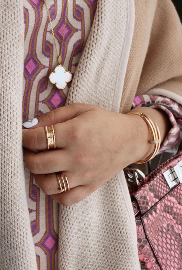 اناقة هادئة وفخمة بعبائة ملونة 