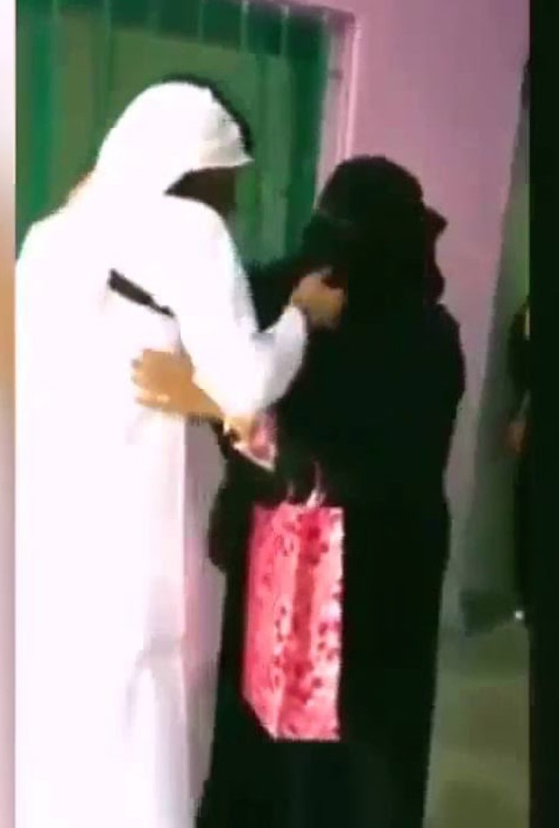 ياسر يحتضن والدته كما ظهر بالفيديو