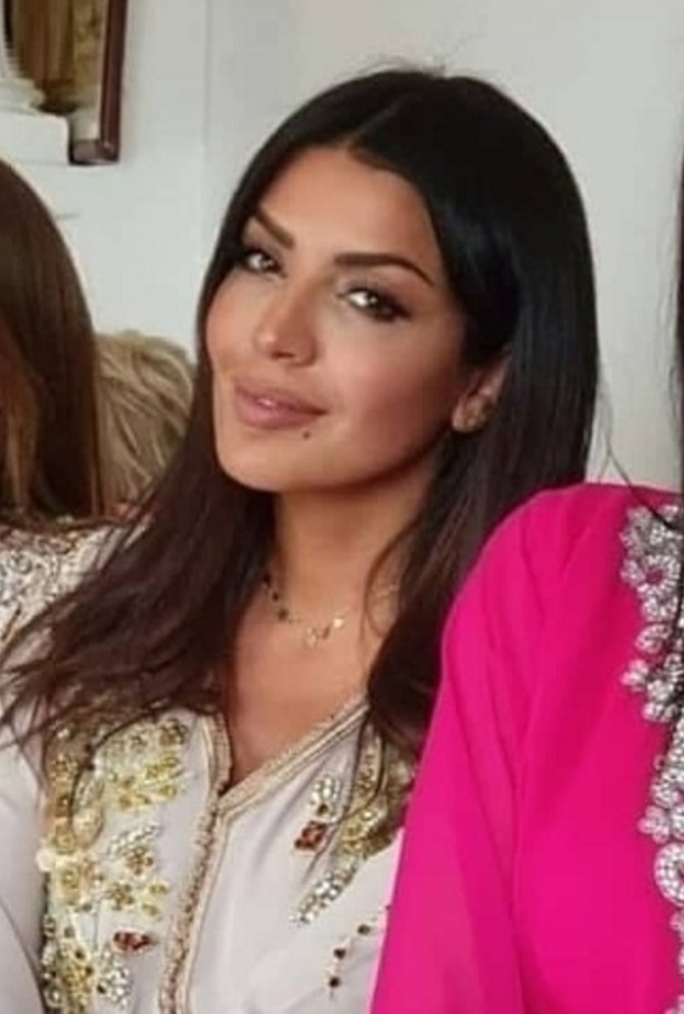 أمل بوشوشة مع شقيقاتها