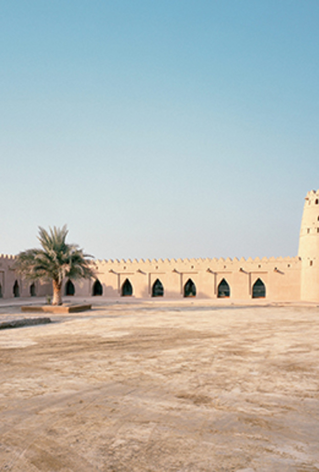 قلعة الجاهلي .. من أكبر القلاع المبنية من الطوب الطيني في مدينة العين