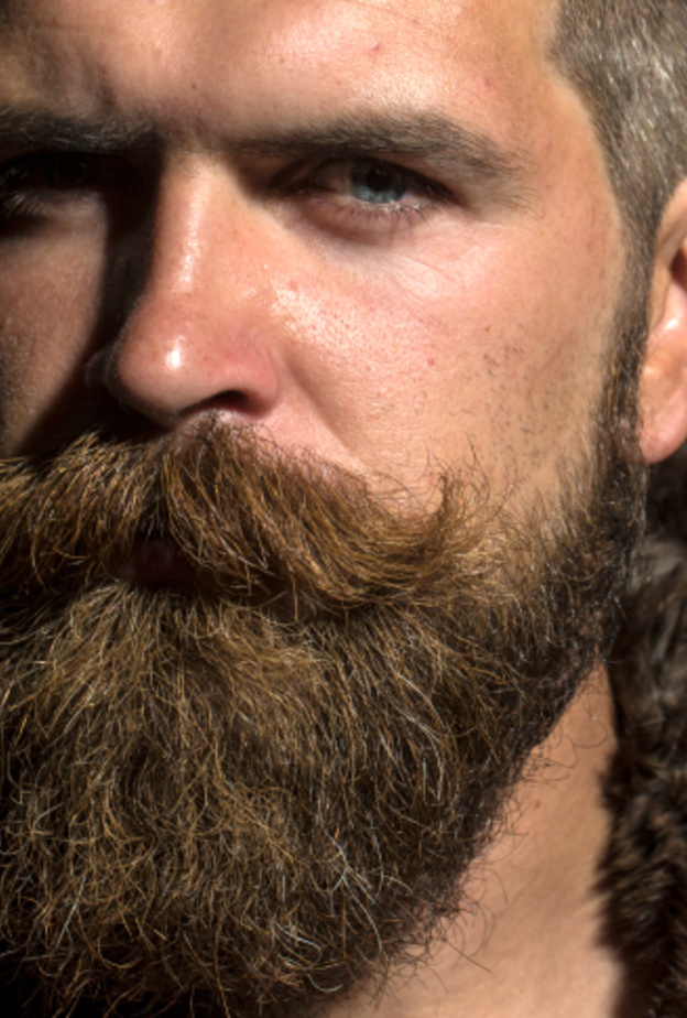 اللحية الملوّنة... موضة الموسم