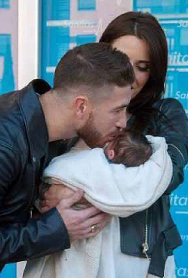 سيرجو راموس وصديقته وابنهما