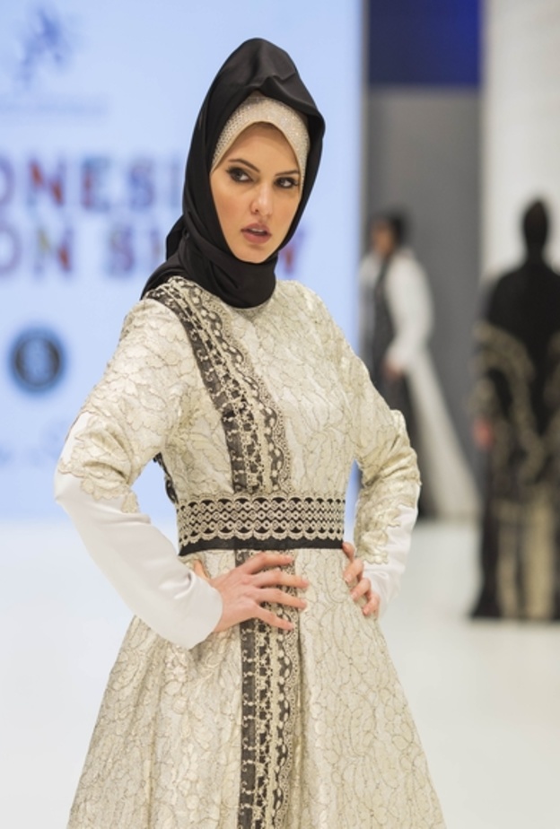 عروض أزياء معرض هي للأزياء العربية الثامن 