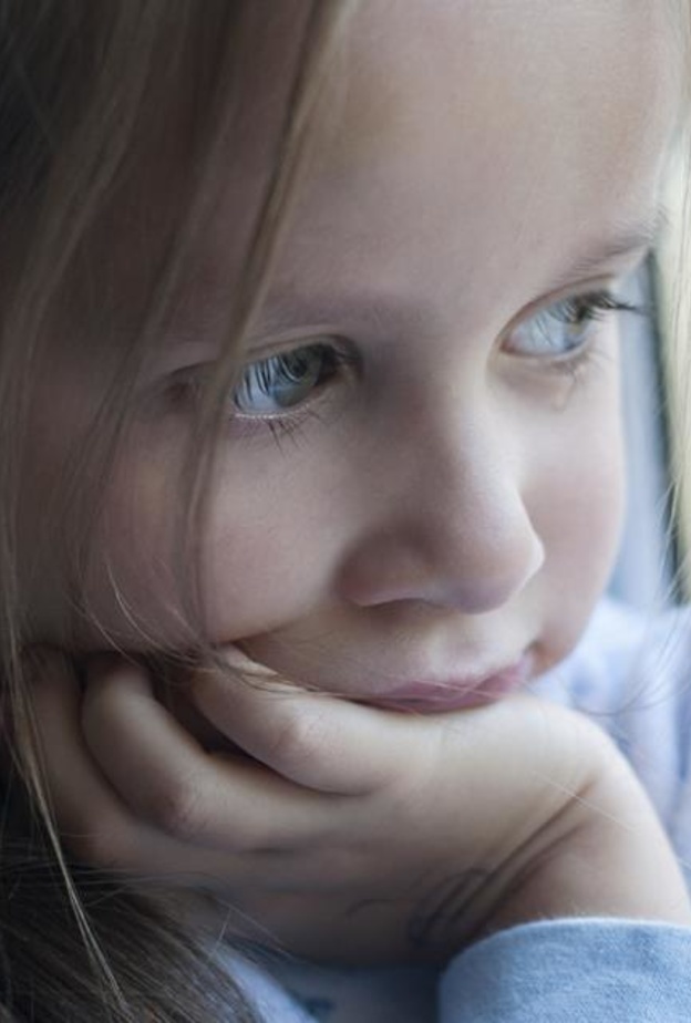 للأم .. إحذري أن تكوني سببا في تعرض طفلتك للإيذاء الجنسي