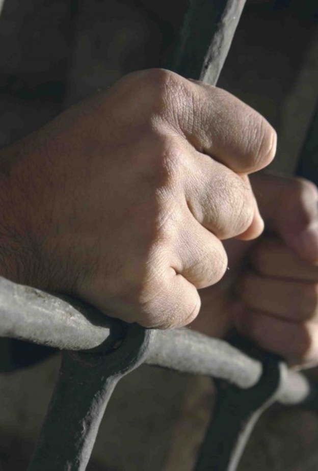 مسنه تساهم في أطلاق صراح سجين بسبب الدين