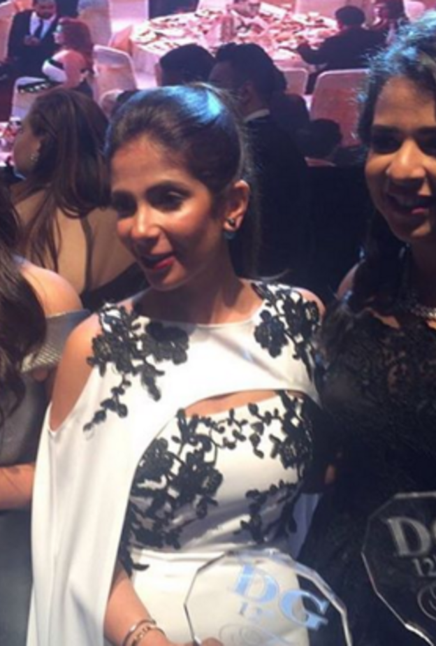 منى زكي تتسلم جائزتها