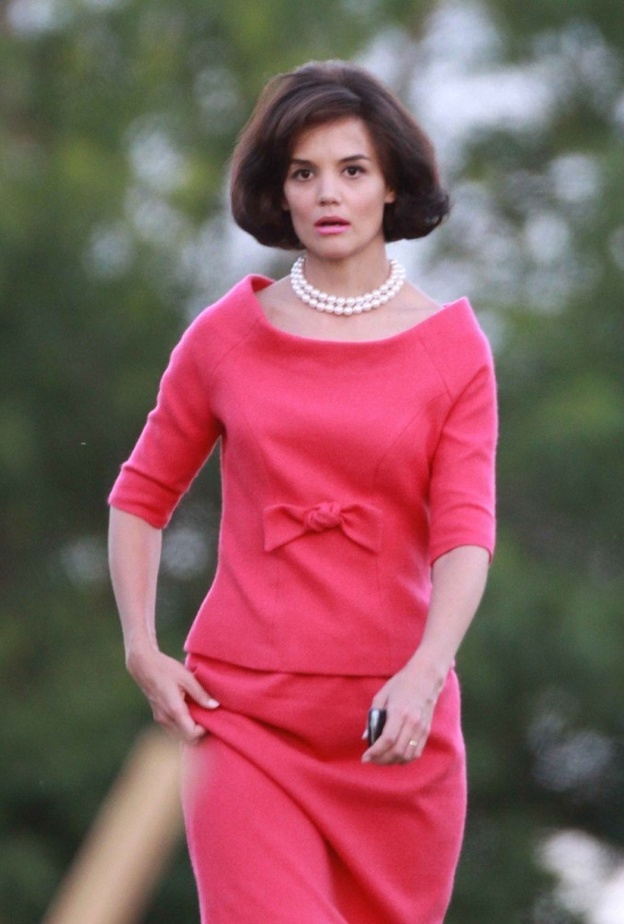 كاتى هولمز بنفس الفستان الأحمر