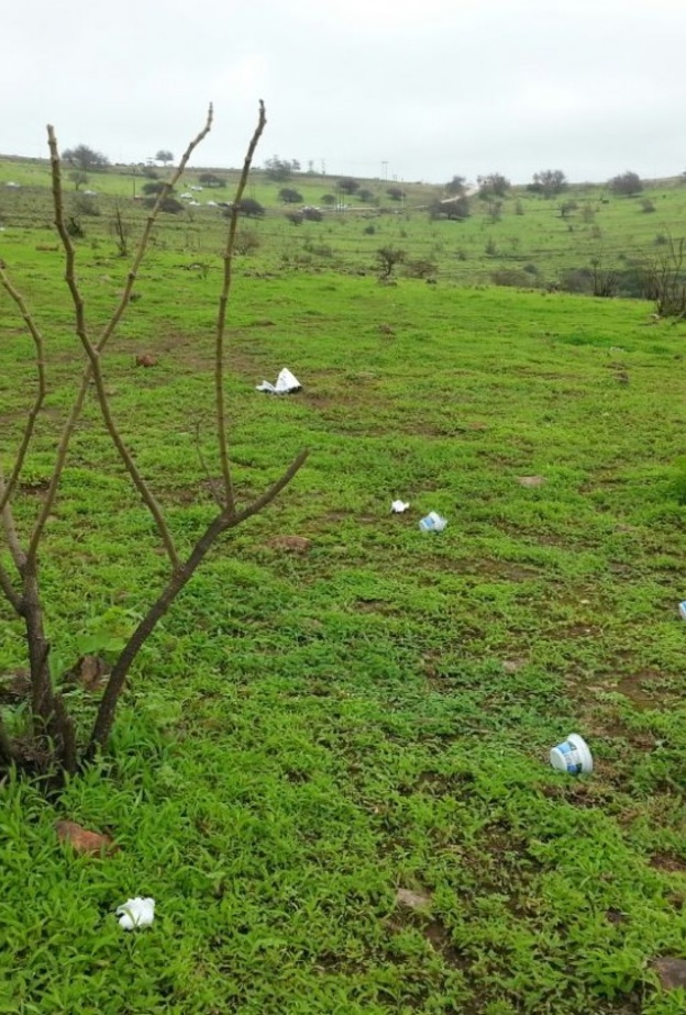 المخلفات بعد التخييم تضر بالبيئة