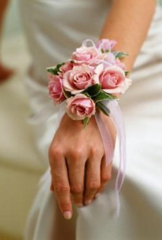 أساور الزهور.. أكسسوار غير تقليدي لك ولوصيفتك