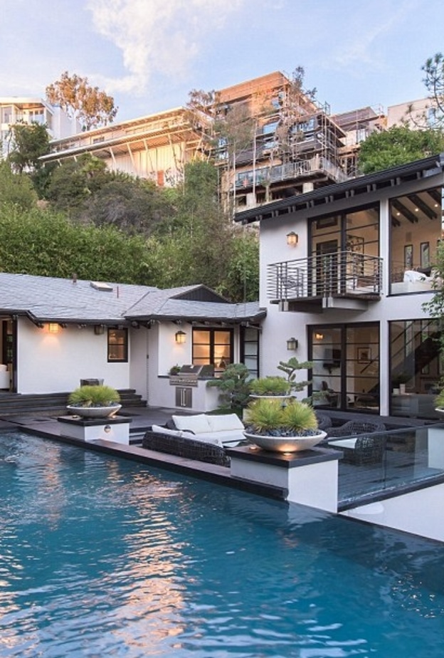 كالفين هاريس يبيع منزله  في هوليوود بـ 10 ملاين دولار