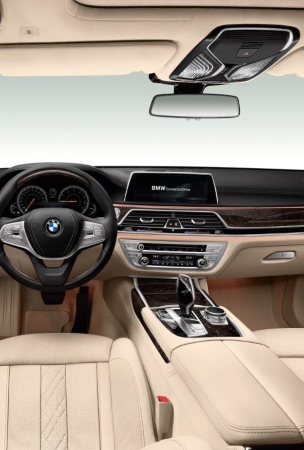 من الداخلBMW-730