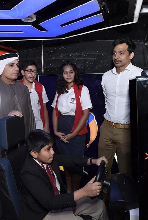 تدشين حافلة السلامة الذكية لتعزيز التوعية المرورية للطلاب في دبي