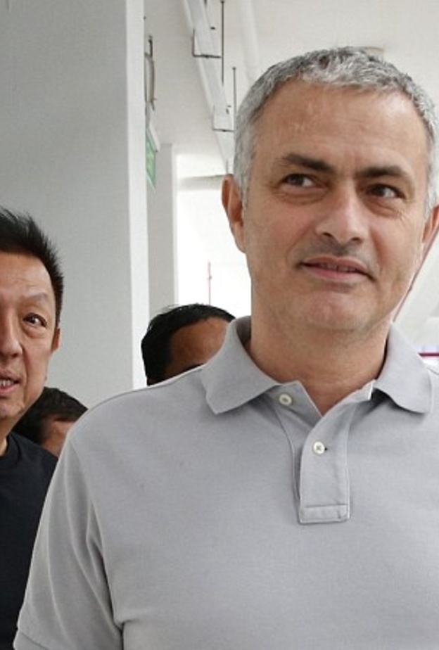 مانشستر يونايتد يتعاقد مع المدرب جوزيه مورينيو