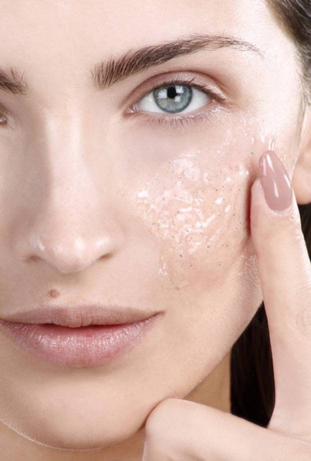 احمي  البشرة من خلال التقشير بعد الـ40