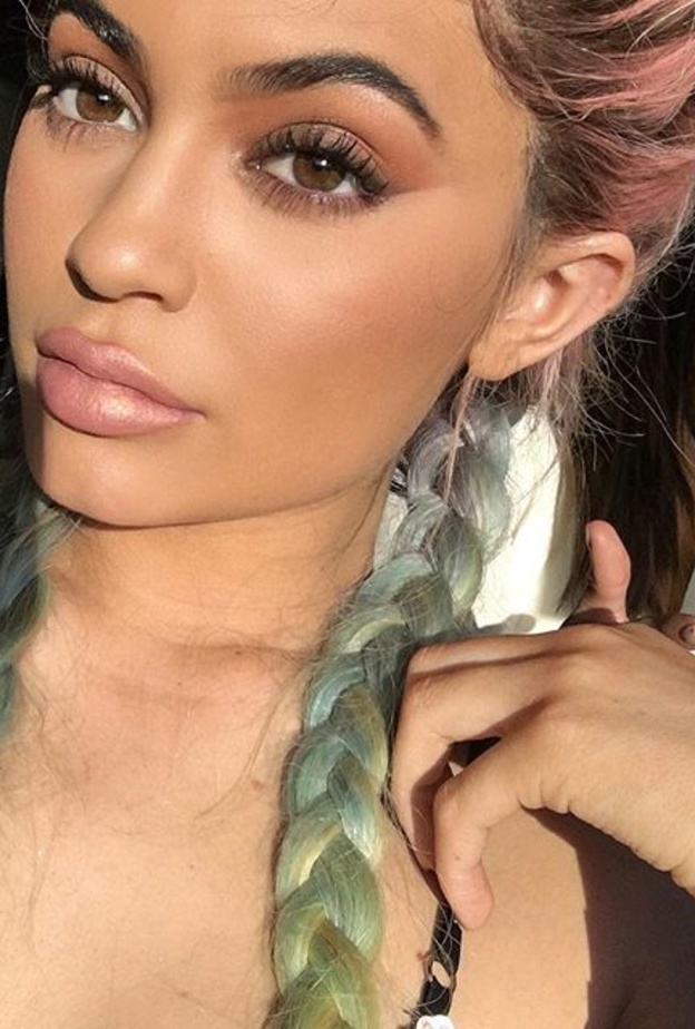 كايلي جينر بصبغة متعددة الألوان