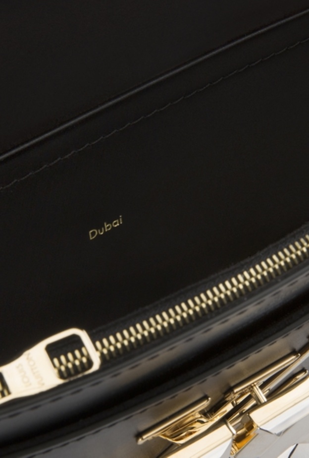 كلمة دبي محفورة داخل حقيبة لويس فويتون