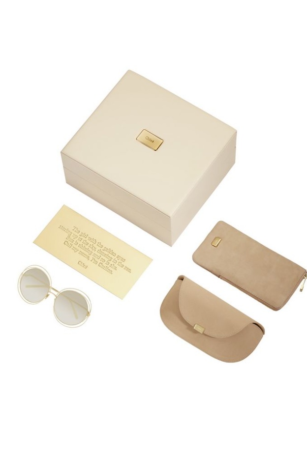 تباع النظارات مع علبة محدودة الكمية وكيس ناعم في الداخل