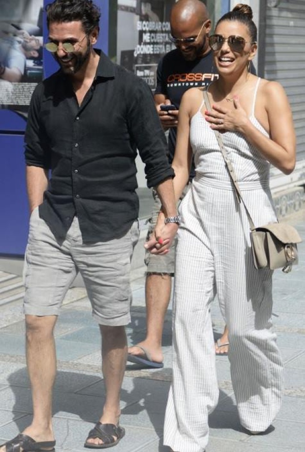 ايفا لونغوريا تبدو مستمتعة بنزهة نهارية مع زوجها خوسيه باستون تحت سماء ماربيا الأسبانية