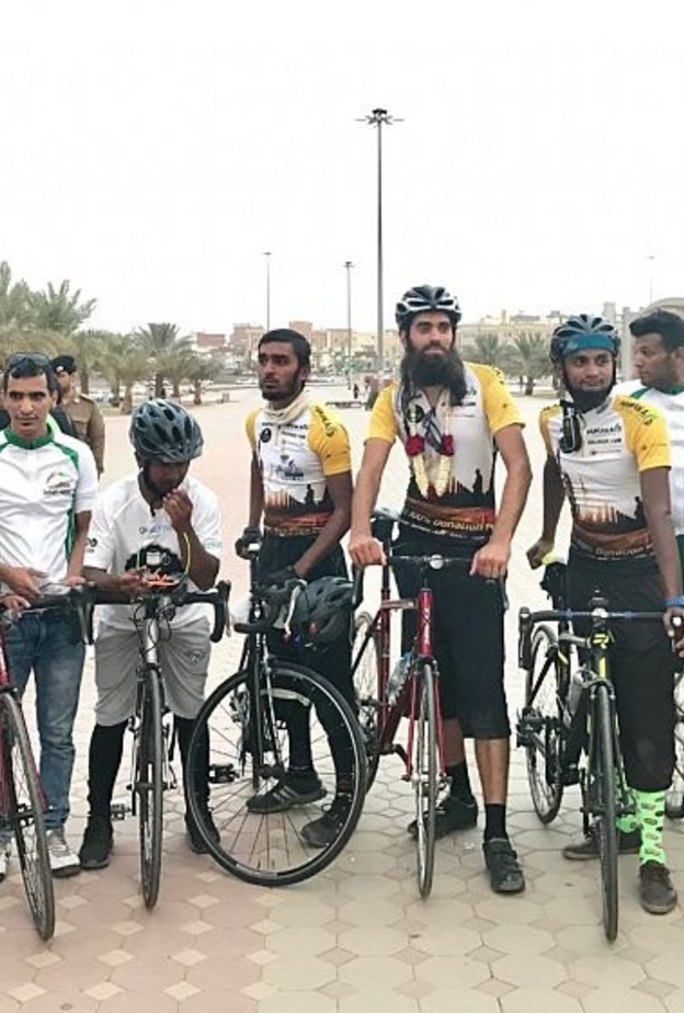 وصورة تذكارية برفقة المسئولين 