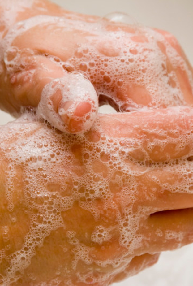 يجب تعقيم اليدين بشكل مستمر في حال لمس الاسطح