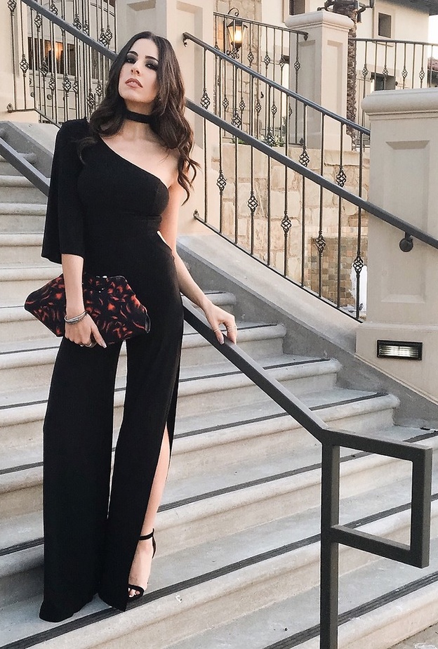 تألقي في سهراتك بأجمل تصاميم الجمبسوت باللون الأسود 